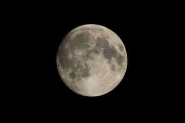 FM音源の音色が特徴的でファンタジーなR &B風の切ない音楽素材「月明かりの空」